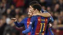 Striker Barcelona, Neymar Jr, bersama Luis Suarez merayakan gol yang dicetak Lionel Messi ke gawang Celta Vigo pada laga La Liga Spanyol di Stadion Camp Nou, Barcelona, Sabtu, (4/3/2017). (AFP/Lluis Gene)