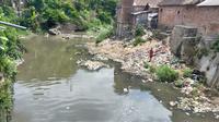 Kondisi Daerah Aliran Sungai Brantas di kawasan Muharto, Kota Malang, yang memprihatinkan karena penuh limbah domestik mulai plastik sampai cairan detergen (Liputan6.com/Zainul Arifin)