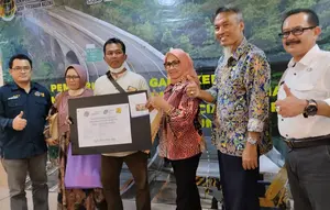 Kades Cibolang dan BPN Kabupaten Sukabumi saat musyawarah bentuk ganti rugi pengadaan tanah untuk Jalan Tol Bocimi Seksi 3 (Liputan6.com/Istimewa).