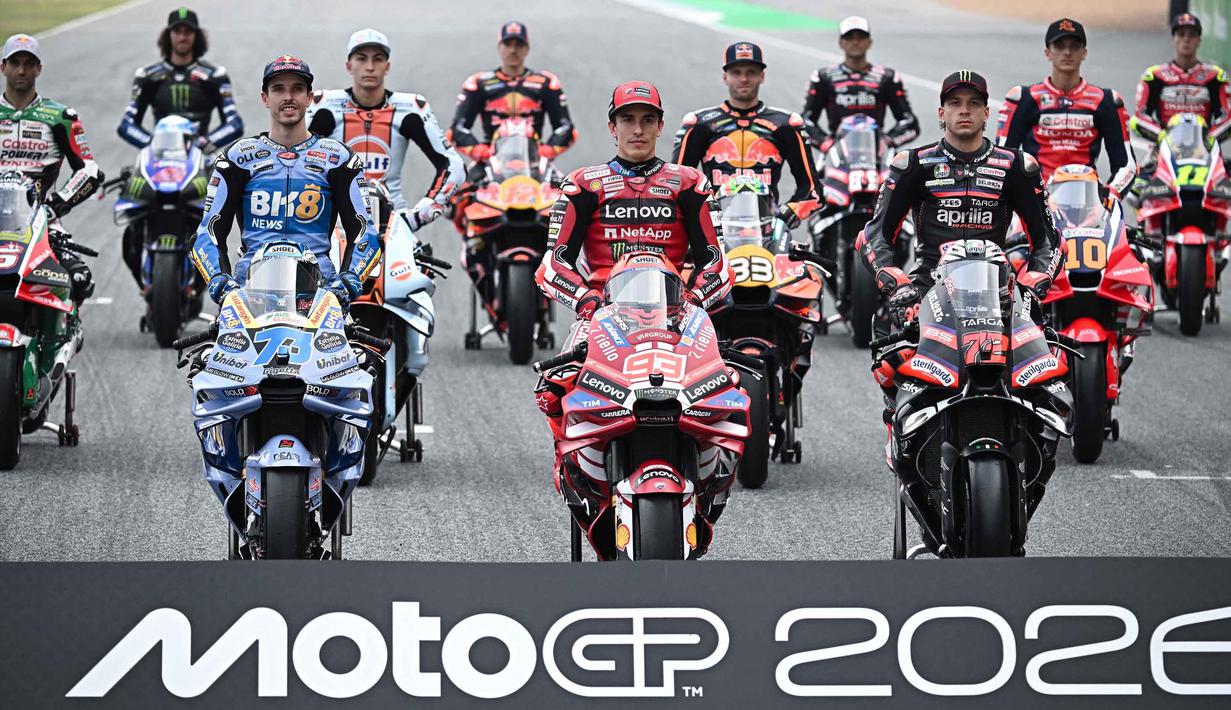 (dari kiri ke kanan baris depan) Pembalap MotoGP Spanyol dari tim BK8 Gresini Racing MotoGP, Alex Marquez; pembalap MotoGP Spanyol dari tim Ducati Lenovo, Marc Marquez; dan pembalap MotoGP Italia dari tim Aprilia Racing, Marco Bezzecchi berpose di Sirkuit Internasional Buriram, Thailand pada Kamis 26 Februari 2026. Awal perburuan gelar juara dunia MotoGP 2026 dimulai. (Lillian SUWANRUMPHA/AFP)