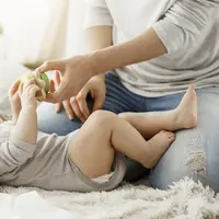 Cara pengucapan yang jelas dalam parentese membuat bayi lebih mudah meniru bunyi-bunyi sederhana. Foto: Freepik