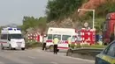 Ambulans berbelok ke sisi jalan saat tiba setelah pesawat China Eastern Airlines dilaporkan jatuh di Teng County di Kota Wuzhou, provinsi Guangxi, Senin (21/3/2022). Pesawat tersebut mengangkut 132 orang yang terdiri dari 123 penumpang dan sembilan awak kabin. (STR/The Paper/AFPTV/AFP)