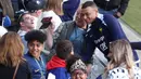 Kylian Mbappe menyempatkan menyapa dan melayani permintaan berswafoto bersama para suporter yang menyaksikan langsung sesi latihan resmi timnas Prancis. (FRANCK FIFE/AFP)