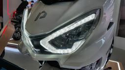 Lampu depan motor ini sudah mengadopsi teknologi terkini dengan full LED untuk lampu senja dan lampu utama. Keunikan lampu Polytron Fox R adalah masih adanya switch untuk mematikan lampu.