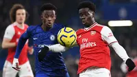 Gelandang Chelsea, Callum Hudson-Odoi berebut bola dengan striker  Arsenal, Bukayo Saka pada lanjutan pertandingan Liga Inggris di Stamford Bridge, Selasa (21/1/2020). Chelsea gagal memetik hasil maksimal usai ditahan Arsenal dengan skor 2-2. (DANIEL LEAL-OLIVAS / AFP)