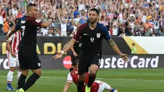 Clint Dempsey mencetak gol tunggal kemenangan AS atas Paraguay dalam laga Grup A Copa America Centenario 2016 di Stadion Lincoln Financial Field, Philadelphia, AS, Minggu (12/6/2016) WIB. (AFP/Don Emmert)