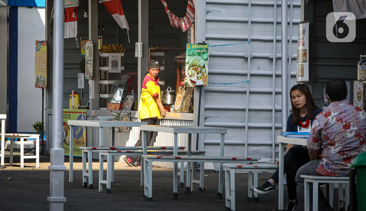 Pengunjung menikmati kuliner di kawasan Thamrin 10, Jakarta, Senin (7/9/2020). Sejumlah gerai UMKM masih tampak sepi pengunjung saat masa perpanjang PSBB di kawasan DKI Jakarta. (Liputan6.com/Faizal Fanani)