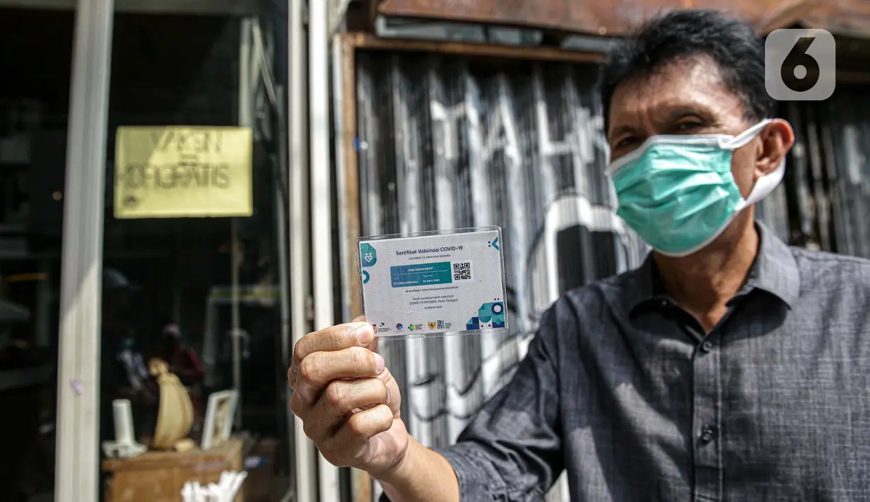 Warga menunjukkan sertifikat vaksin Covid-19 untuk menerima kopi gratis di gratis di Filosofi Kopi Melawai, Jakarta, Rabu (30/6/2021). Filosofi Kopi memberikan kopi gratis bagi warga yang telah melakukan vaksinasi COVID-19. (Liputan6.com/Faizal Fanani)