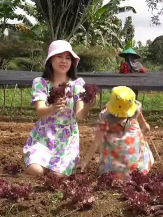 Pamerkan senyuman riang, Olivia Jensen terlihat begitu menikmati waktu bonding dengan sang buah hati. Putrinya juga terlihat begitu seru menikmati aktivitas berkebun.(instagram.com/oliviajensen)