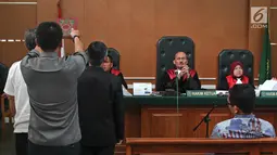 Saksi ahli kasus dugaan penipuan perjalanan umrah First Travel diambil sumpahnya di PN Kota Depok, Jawa Barat, Senin (9/4). Sidang menghadirkan saksi ahli Kemenag, perwakilan Himpunan Pengusaha Umrah, dan dari Kemenag. (Liputan6.com/Herman Zakharia)