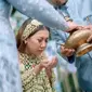 Kiky Saputri di momen pengajian dan siraman jelang pernikahan. (Sumber: Instagram/windrafotografi)