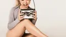 Florence Pugh difoto oleh Steven Meisel dengan cara yang otentik, di New York. Serangkaian potretnya akan memperkuat berbagai emosi yang relatable dan menarik. Foto: Valentino.