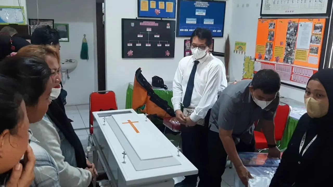 Jenazah balita G sebelum dimakamkan saat berada di rumah duka Kelurahan Depok Jaya, Kecamatan Pancoran Mas, Kota Depok