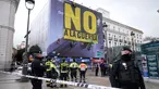 Petugas polisi membentuk perimeter saat aktivis Greenpeace membentangkan spanduk besar bertuliskan "Tidak untuk Perang" sebagai bentuk protes terhadap serangan Amerika Serikat (AS) dan Israel terhadap Iran, di Lapangan Puerta del Sol, Madrid, Spanyol, pada Selasa 10 Maret 2026. Aksi unjuk rasa merespons serangan militer Amerika Serikat dan Israel ke Iran marak terjadi secara global, termasuk di Kota Madrid, Spanyol. (Paul Hanna/AFP)