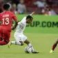 Gelandang Timnas Indonesia, Riko Simanjuntak, menggiring bola saat melawan Singapura pada laga Piala AFF 2018 di Stadion Nasional, Singapura, Jumat (9/11). Singapura menang 1-0 atas Indonesia. (Bola.com/M. Iqbal Ichsan)