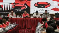 Sekjen PDIP Hasto Kristiyanto (dua kiri) membuka workshop tentang peta rawan bencana Indonesia di Kantor DPP PDIP, Jakarta, Kamis (13/12). Hasto menyampaikan pesan Ketum DPP PDIP Megawati Soekarnoputri dalam workshop tersebut. (Liputan6.com/Faizal Fanani)