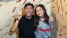 Dalam momen kebersamaan ini, Omesh dan putrinya tampil kompak dengan outfit kasual. Gaya santai mereka mencerminkan suasana hangat dan nyaman saat menghabiskan waktu berdua. Ayah dan anak ini nikmati waktu berdua karena Dian Ayu hadiri acara buka bersama teman sekolah Langit anak keduanya. Ananda Omesh yang awet muda, ayah dan anak ini seperti kakak adik. (Liputan6.com/IG/@omeshomesh)