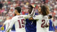 Pemain Spanyol Alex Baena, pemain Prancis Ousmane Dembele, dan pemain Spanyol Marc Cucurella dalam laga semifinal Piala Dunia 2026 antara Prancis vs Spanyol di Arlington, Texas, dekat Dallas, Selasa, 14 Juli 2026. (AP Photo/Ashley Landis)