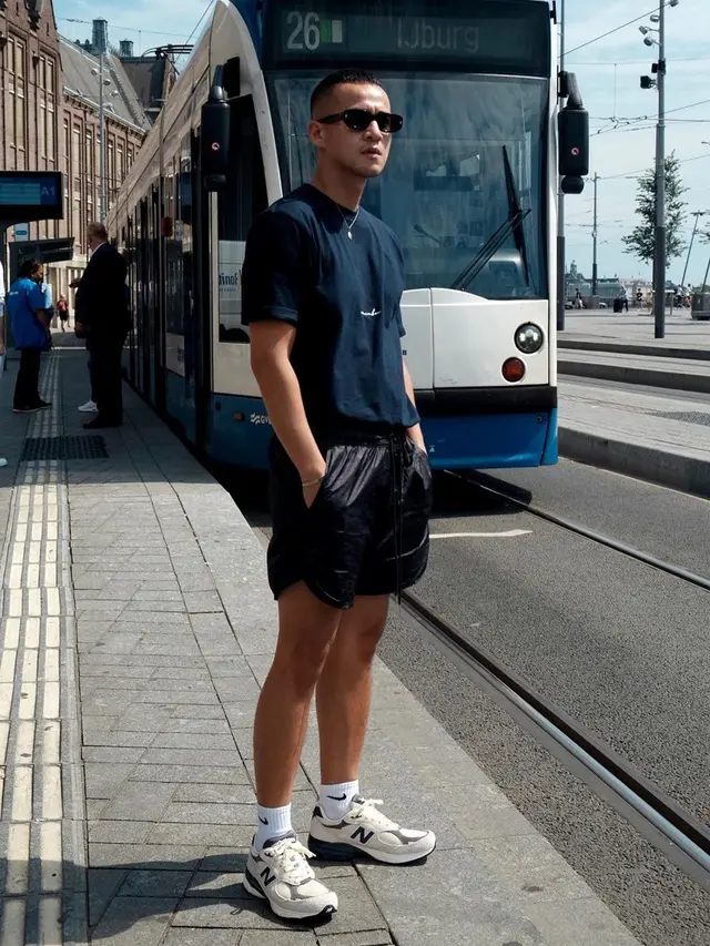 Gaya Herjunot Ali saat Pakai Kacamata, Tampil Memesona