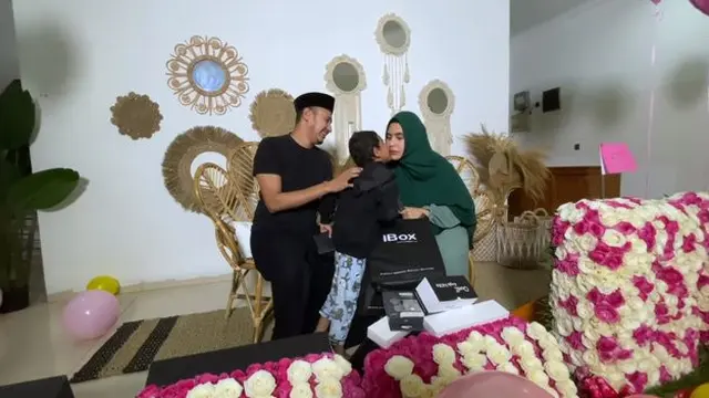 7 Momen Kejutan Ultah Kartika Putri, Dapat Kado Dari Suami dan Anak Sambung