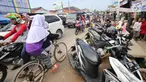 Sejumlah pengendara terjebak macet di pasar Tumpah Bangkir Indramayu, Jawa Barat, Jumat (30/6). Pasar Tumpah Bangkir yang di padati pengunjung di H+5 libur lebaran menyebabkan kemacetan arus lalu lintas ke Arah Jakarta. (Liputan6.com/Helm Afandi)