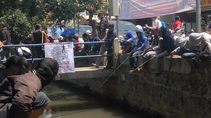 Ribuan warga Yogyakarta memadati 14 titik di Selokan Mataram sepanjang 20 kilometer untuk mengikuti mancing gratis bersama. (Liputan6.com/Switzy Sabandar)
