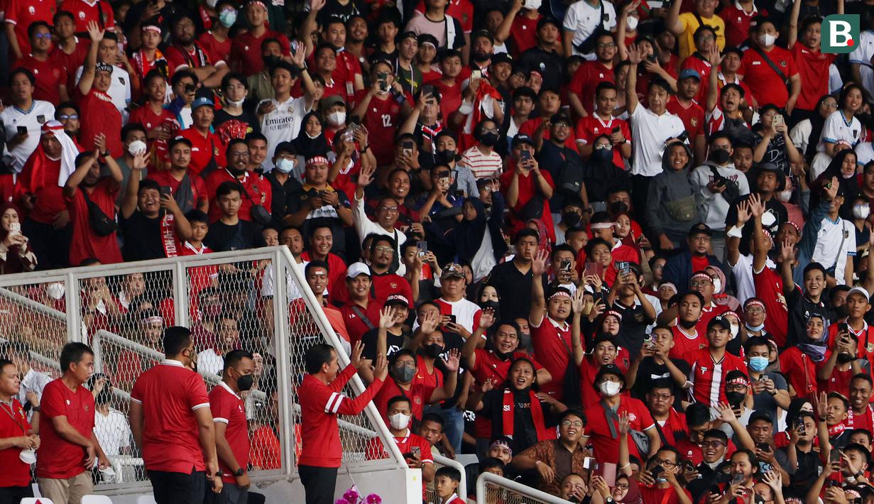 Kedatangan Jokowi bersama ibu Iriana untuk menonton tim asuhan Shin Tae-yong membuat suasana di SUGBK meriah. Presiden Jokowi juga menyempatkan menyapa penonton yang memberikan dukungan langsung untuk Timnas Indonesia di stadion. (Bola.com/M Iqbal Ichsan)