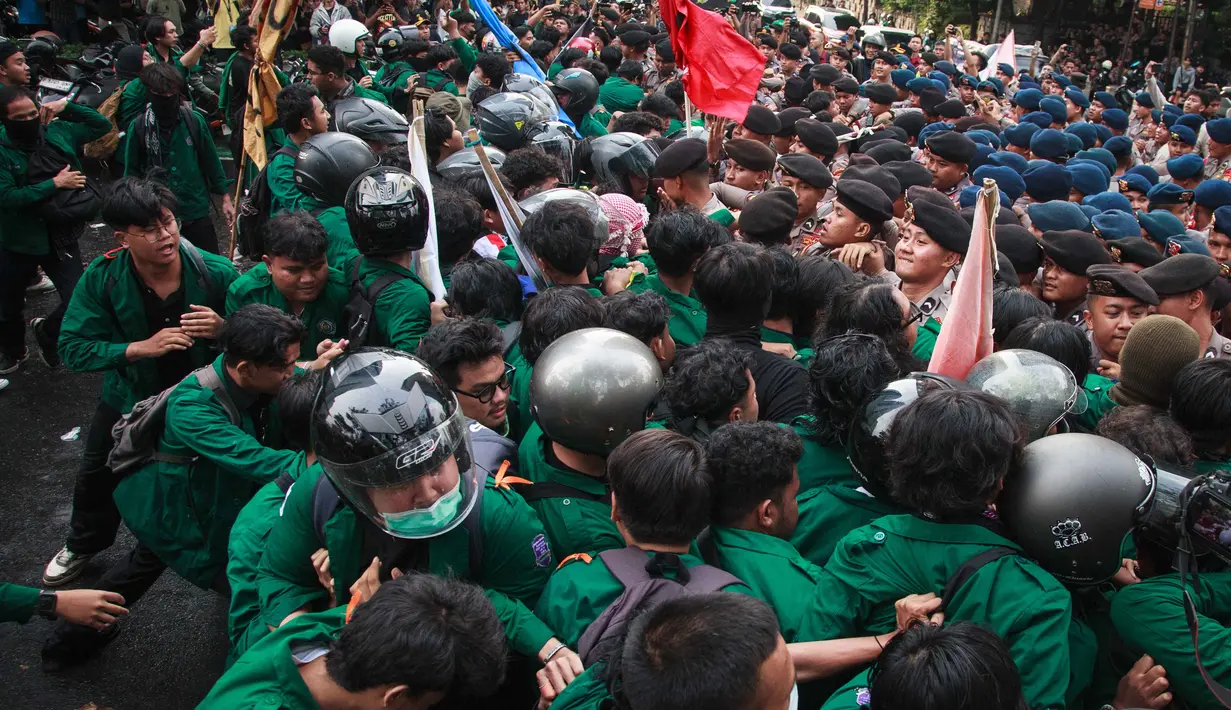 Mahasiswa melakukan aksi protes terhadap kenaikan harga Bahan Bakar Minyak (BBM) non-subsidi dan program Makan Bergizi Gratis (MBG) di Jakarta, Senin 15 Juni 2026. (Aditya Irawan/AFP)
