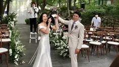 Pernikahan Jang Hansol dan Jeanette Ong digelar outdoor dengan tema rustic kekinian. Area pernikahan diperindah dengan banyak bunga. Digelar di lokasi yang asri dengan dikelilingi pepohonan rindang, pasangan YouTuber ini tampak begitu bahagia dengan senyum yang menawan. (Liputan6.com/IG/@jinxuanc)