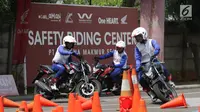 Peserta mengikuti kegiatan safety riding di Track Safety Riding Center PT Wahana Makmur Sejati (WMS) Jatake, Tangerang, Banten, Kamis (11/7/2019). Kegiatan safety riding tersebut dilakukan guna mengedukasi masyarakat terkait berkendara aman. (Liputan6.com/Angga Yuniar)