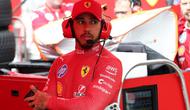 Pembalap Ferrari asal Inggris, Lewis Hamilton, terlihat setelah bendera merah dikibarkan akibat jarak pandang yang buruk, sehingga menunda dimulainya Grand Prix Formula Satu Belgia di sirkuit Spa-Francorchamps, Spa, pada 27 Juli 2025. (YVES HERMAN/POOL/AFP)