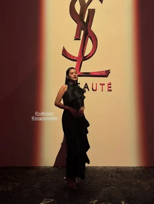 Fita Anggriani tampil elegan mengenakan long dress ruffle sleeveless dengan kerah tinggi. Dipadukan heels transparan. [@fitaanggriani]