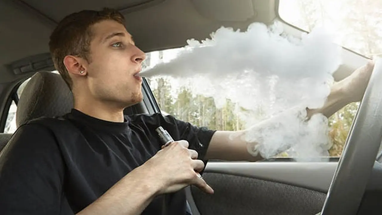 Vaping di dalam mobil