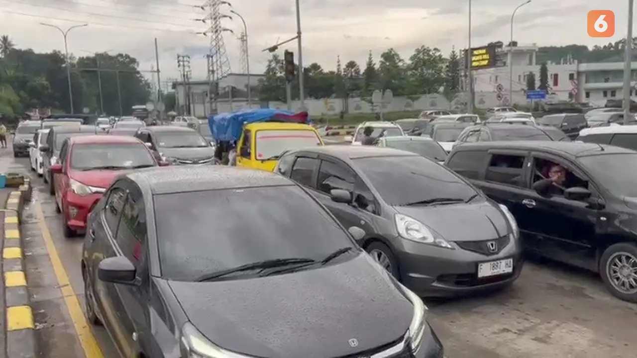 Kepadatan arus lalu lintas di exit tol Bocimi 3 Parungkuda Sukabumi saat mudik lebaran. (Liputan6.com/Fira Syahrin).