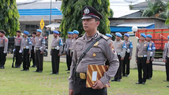 Bripka Fauzi Al Qomar, pendiri Warung Shodaqoh yang menyediakan 2.000 nasi bungkus gratis untuk kaum duafa dan yang membutuhkan. (Foto: Liputan6.com/Polres Kebumen/Muhamad Ridlo)