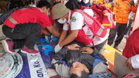 Pemudik roda dua mengalami kecelakaan dan harus dibawa ke rumah sakit Gunung Jati Cirebon. Foto (Liputan6.com / Panji Prayitno)