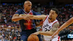 Guard Toronto Raptors, Fred Van Vleet, berusaha melewati guard San Lorenzo, Guillermo Diaz, pada laga pramusim NBA di Rogers Center, Toronto, Sabtu (15/10/2016). Raptors menang 122-105 atas San Lorenzo. (USA Today Sports/Kevin Sousa)