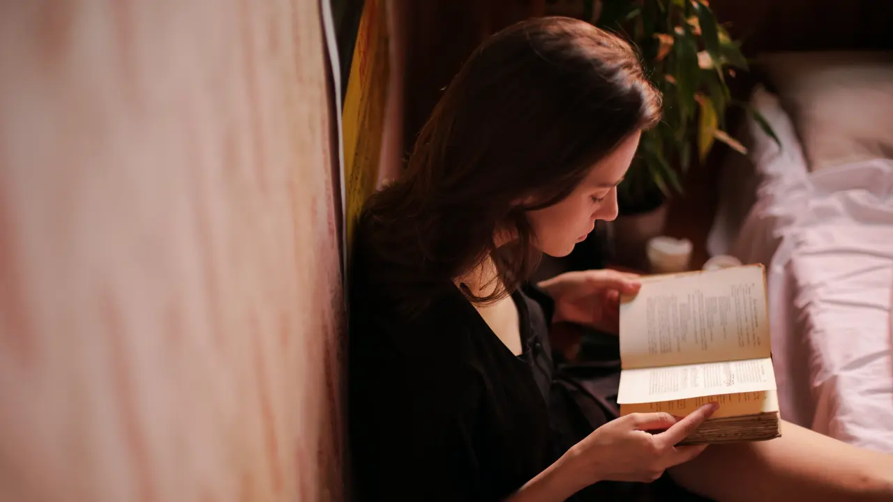 Teror di Balik Pintu Kayu Tua: Kisah Nyata yang Bikin Bulu Kuduk Berdiri