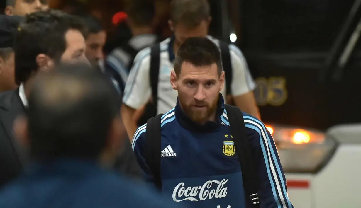 Penyerang Argentina, Lionel Messi berjalan setibanya di sebuah hotel di Guayaquil, Ekuador (8/10). Argentina akan bertanding melawan Ekuador pada tanggal 10 Oktober 2017. (AFP Photo/Rodrigo Beundia)