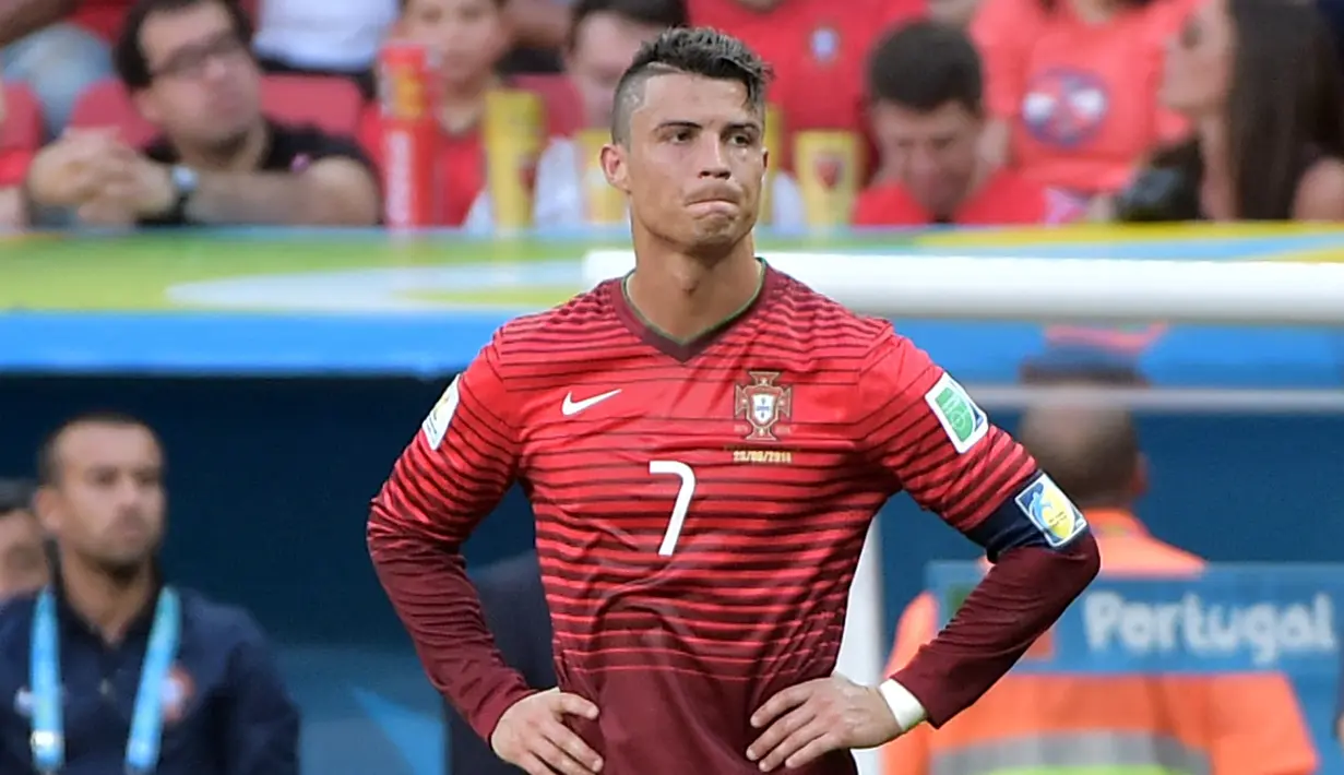Piala Dunia 2014 meninggalkan kesan yang sangat pedih bagi Timnas Portugal. Dihuni amunisi nan mumpuni di semua lini, tim asuhan Paulo Bento itu tersingkir setelah terdampar di posisi ketiga Grup G. Piala Dunia yang berlangsung di Brasil ini merupakan torehan terburuk bagi CR7 di timnas. (AFP/Gabriel Bouys)