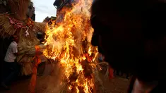 Warga membakar boneka dari jerami yang dianggap sebagai setan  Ghantakarna selama Festival Ghantakarna di kota kuno Bhaktapur, Nepal, Senin (1/8). Tradisi ini melambangkan musnahnya kejahatan di kota Bhaktapur. (REUTERS/Navesh Chitrakar)