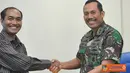 Citizen6, Surabaya: Dankobangdikal Laksda TNI Djoko Teguh Wahojo menerima hasil Tim Wasrik BPK RI yang telah melaksanakan Pengawasan dan Pemeriksaan selama sebulan di Kobangdikal, Rabu (15/8). (Pengirim: Penkobangdikal).
