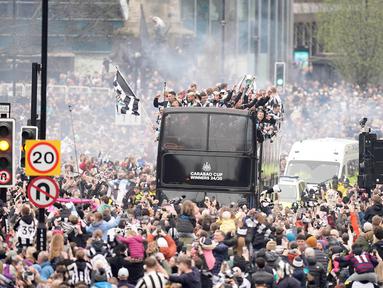 Pemain serta ofisial tim Newcastle United menyapa para suporter saat parade juara Carabao Cup atau Piala Liga Inggris di Newcastle, Inggris. (Danny Lawson/PA via AP)