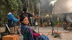 Saat berada di lokasi syuting, perempuan kelahiran 24 Juli 2002 tampil mengenakan sarung bermotif kotak-kotak berwarna biru yang menutupi pakaiannya dan diunggah di akun Instagramnya. (Instagram/tissabian)