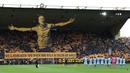 Suporter Wolverhampton membentangkan tifo dan membuat koreografi saat melakukan penghormatan untuk mendiang Diogo Jota sebelum laga Liga Inggris 2025/2026 melawan Manchester City di Molineux Stadium, Wolverhampton, Inggris, Sabtu (16/08/2025). (AFP/Darren Staples)