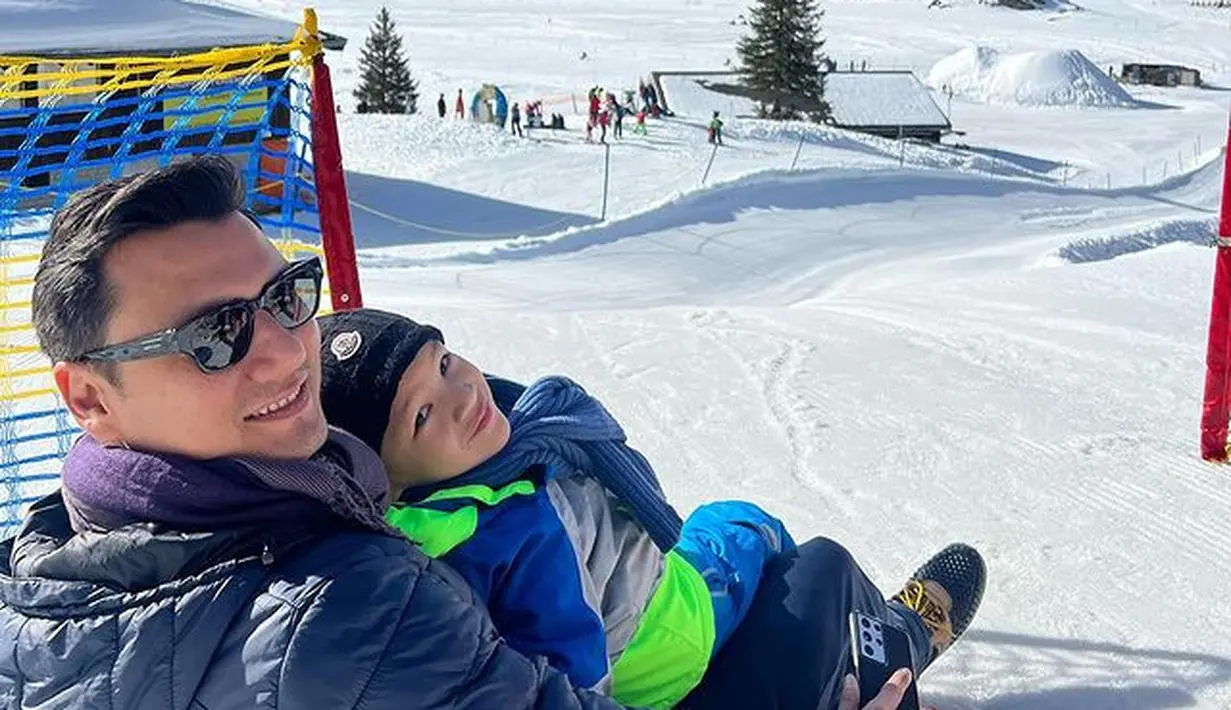 Selain menikmati indahnya gunung yang diselimuti salju tebal, juga bisa menikmati banyak permainan di Mount Titlis. [Instagram/titi_kamall]
