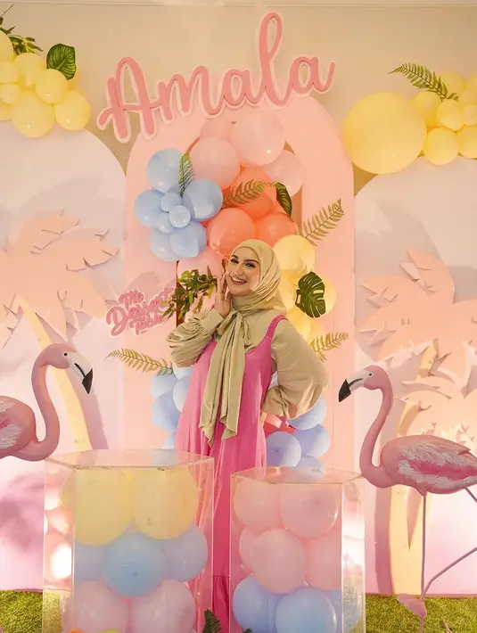 Sebagai orang tua, tentu ingin memberikan yang terbaik buat anaknya. Begitu juga soal dekorasi acara ulang tahun Baby Amala yang dibuat begitu cantik dengan nuansa merah muda. [Instagram/_irishbella_]