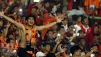 Suporter membentangkan tangan usai menyaksikan laga Persija melawan Timnas Indonesia U-22 di Stadion Patriot Candrabhaga, Bekasi, Rabu (5/4). Laga Persija melawan Timnas Indonesia U-22 berakhir imbang 0-0. (Liputan6.com/Helmi Fithriansyah)
