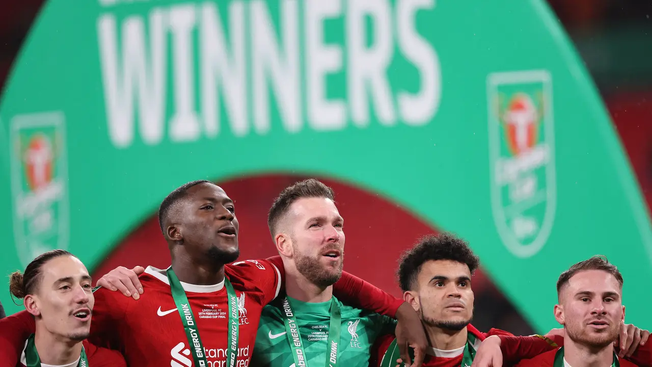 Foto: Dua Jempol untuk Caoimhin Kelleher, Lakukan Penyelamatan-Penyelamatan Krusial dan Bawa Liverpool Juara Carabao Cup 2023/2024