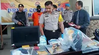 Kapolres Kota Dumai AKBP Restika Nainggolan memperlihatkan barang bukti pria mengamuk di BNI. (Liputan6.com/M Syukur)